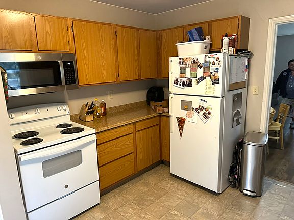 Kitchen (New plank flooring to be installed prior to move-in)