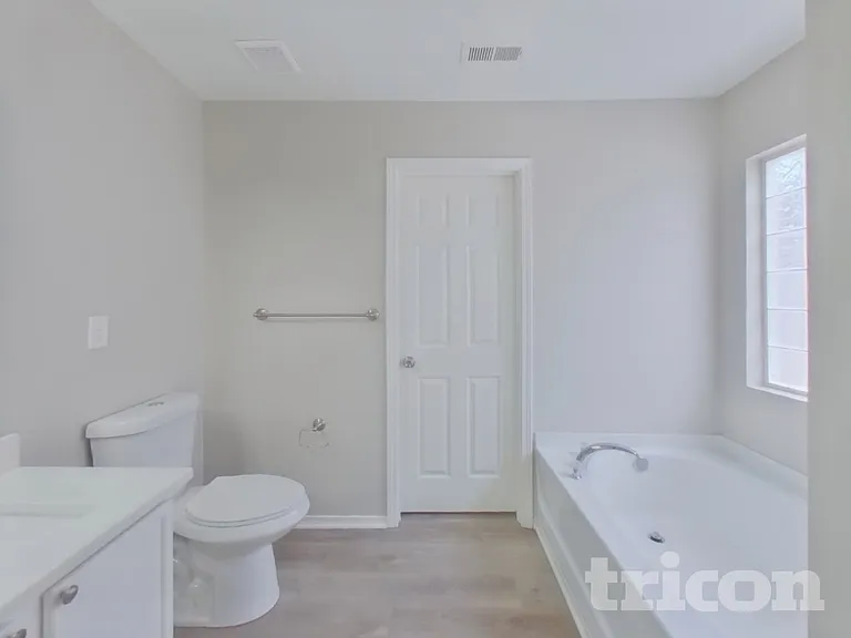 2226 Buckleigh Dr — Photo 10