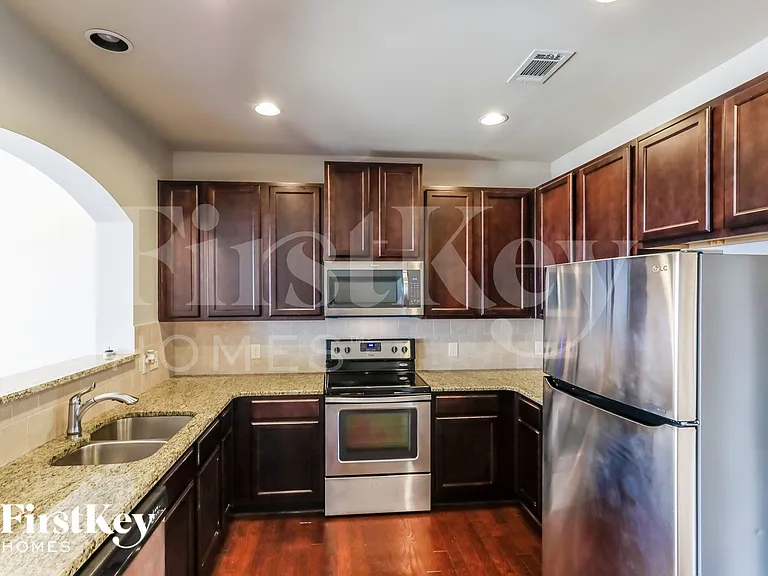 2202 Black Pebble Cir — Photo 4