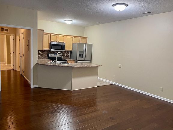 4th image of 2406 NE Oak Dr Unit 2