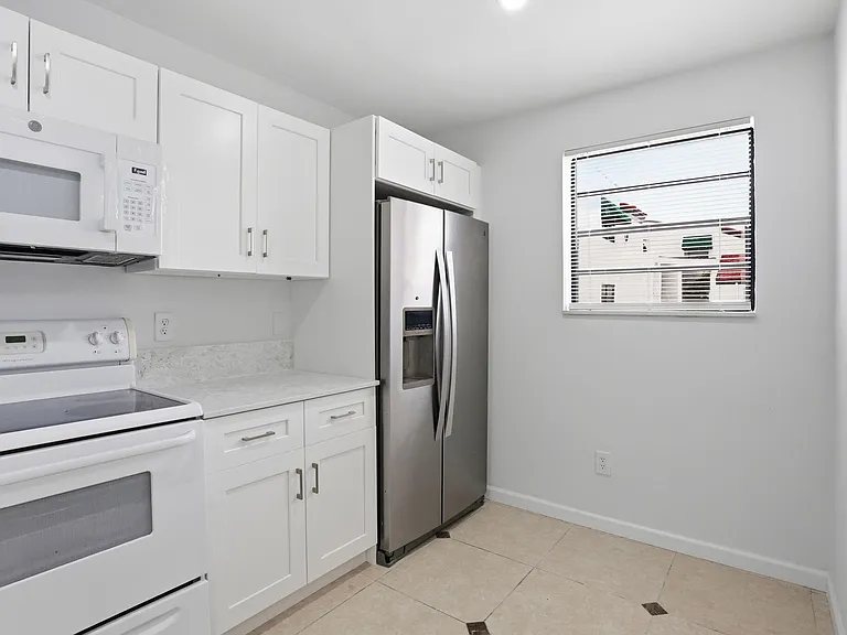 315 NW 36th Ave — Photo 8