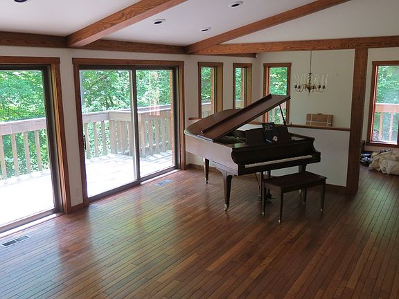 3rd image of 901 Arrowhead Dr