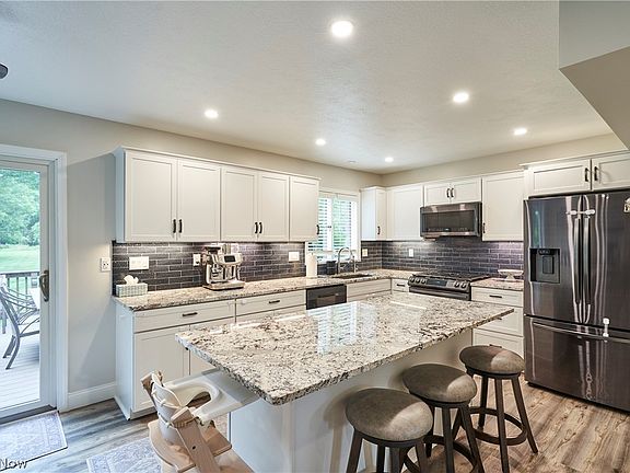 5th image of 64 Ridgewood Rd