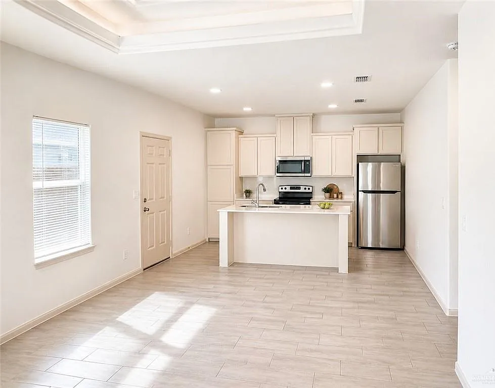 3 bed, 2.0 bath, $1,300 — Photo 3