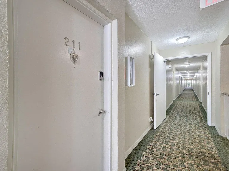 2400 NE 33rd Ave #211 — Photo 4