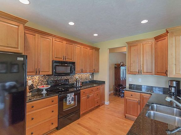 5th image of 75 Saint Andrews Dr