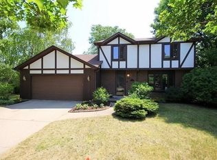 17 N Strathfield Cir, Madison, WI 53717