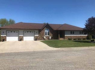 305 Dickinson Dr SE, Devils Lake, ND 58301