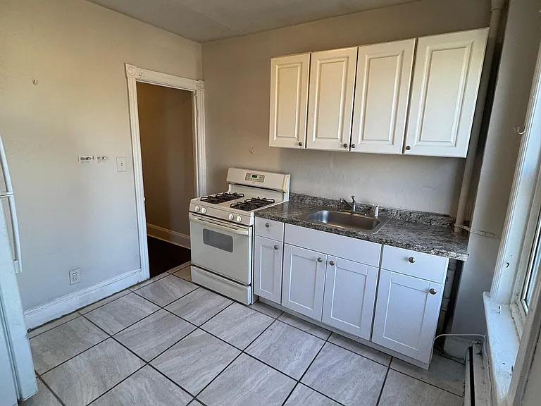 458 S Olden Ave — Photo 2