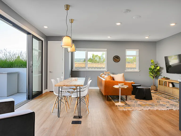 4045 Broadway — Photo 6