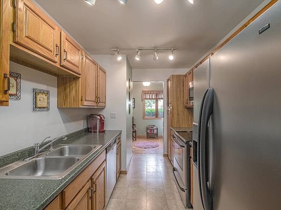 3rd image of 879 Shakespeare Dr