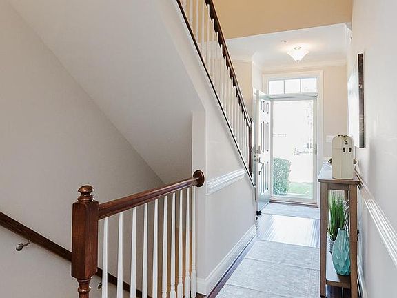 4th image of 355 Tufton Cir