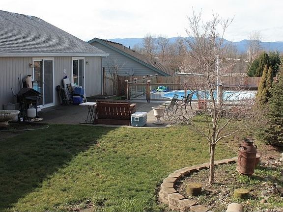 3rd image of 1412 Westview Dr