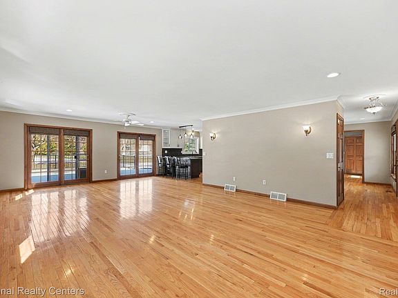 4th image of 515 E Dawson Rd