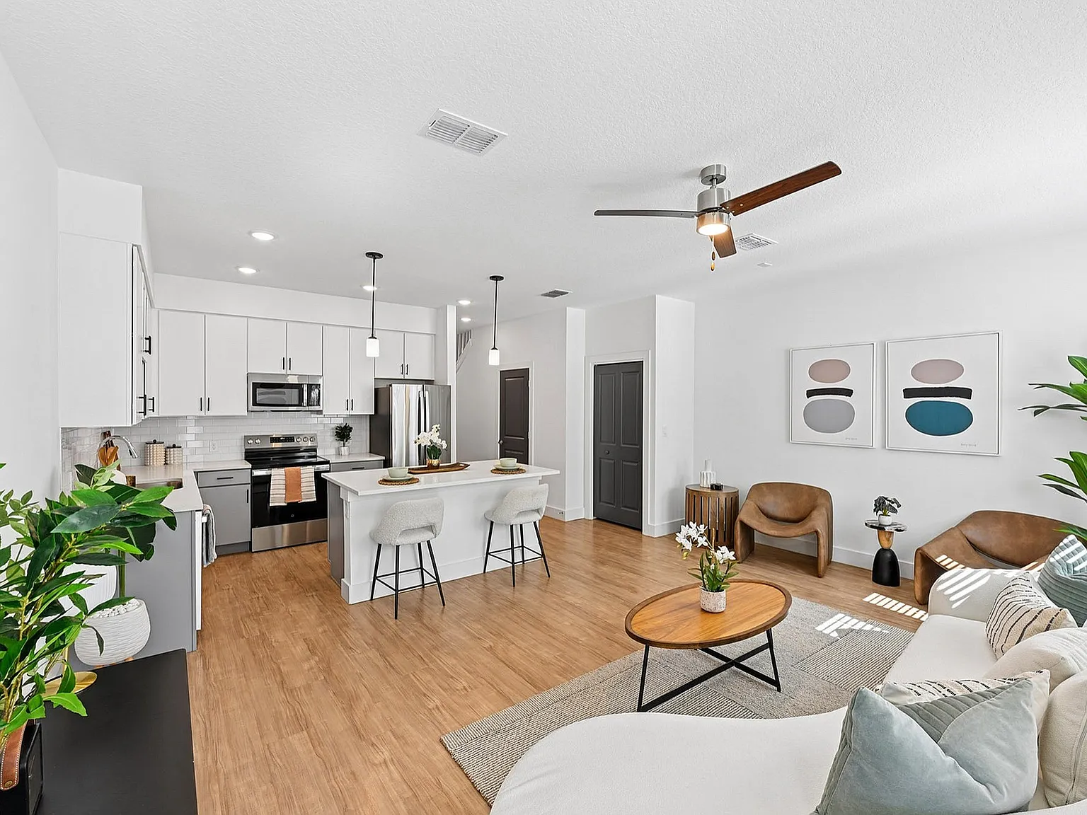 Encanto Isla | Townhomes for Rent — Photo 2