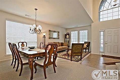 4th image of 2841 Maple Creek Dr