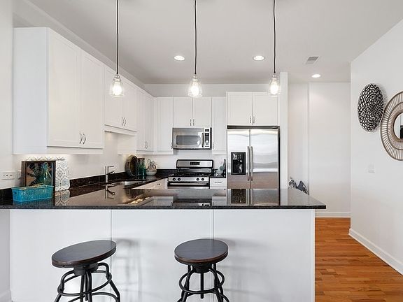 3rd image of 4553 N Magnolia Ave APT 406