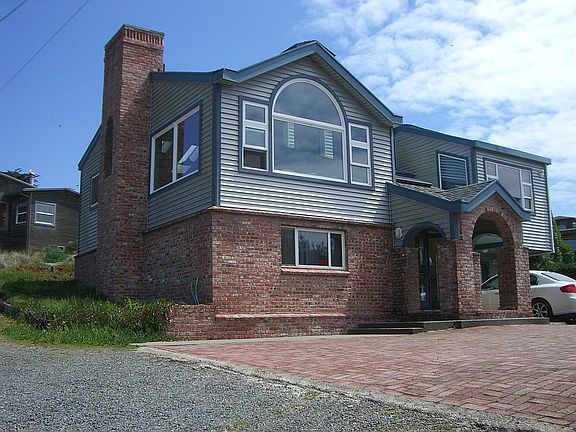 Vinyl siding Brick lower