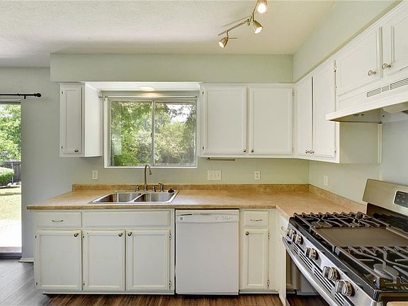 4th image of 3706 Monument Dr