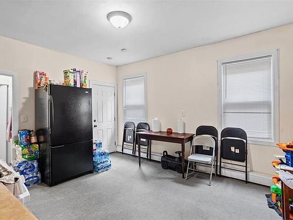 5th image of 33 Wood St