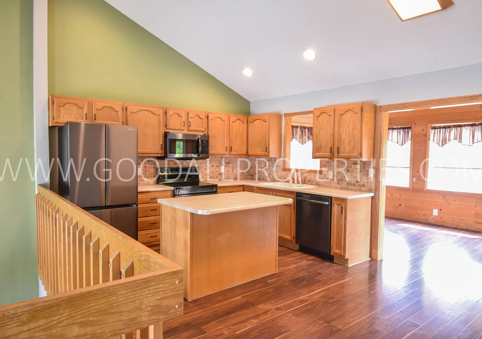 3 Bedroom 4 level split walkout 2.5 Bath In Pleasant View with fenced in yard — Photo 3