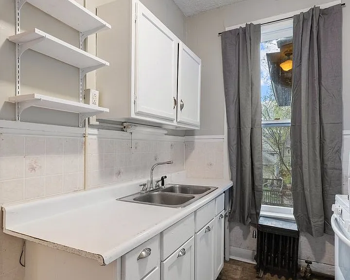 Essex Apartments — Photo 10
