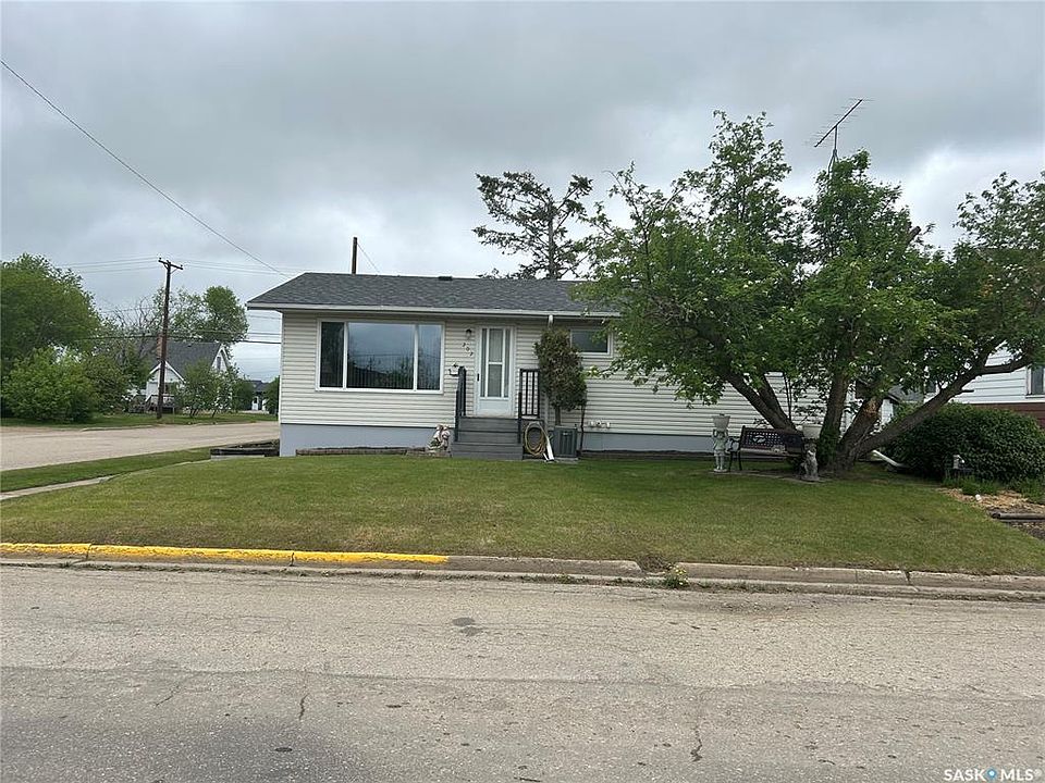 1st image of 202 2nd STREET W