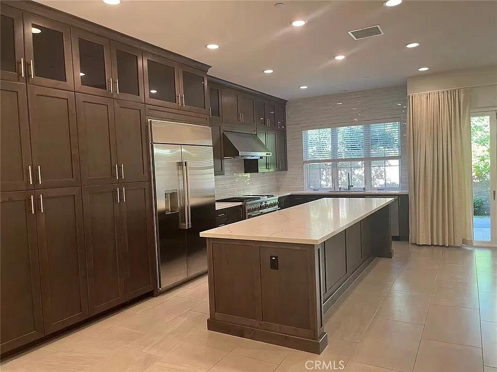 4 bed, 4.5 bath, 2946 sqft, $8,800 — Photo 3