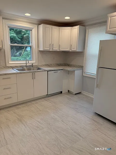 3 bed, 1.0 bath, 1000 sqft, $2,700 — Photo 2