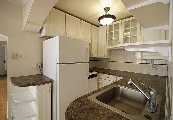 3rd image of 1026 E Pleasant St #1-001