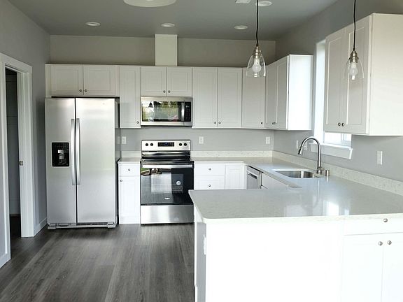 4th image of 404 S Trillium Way