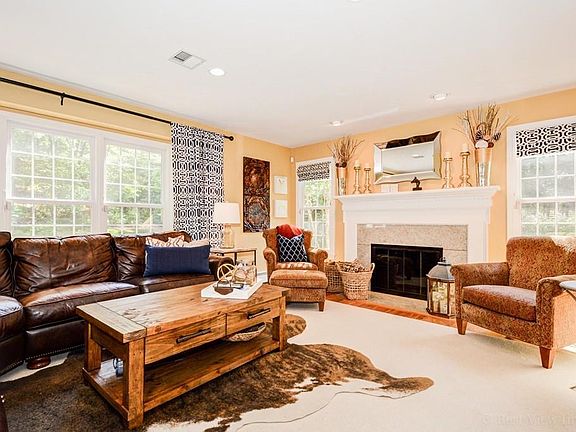 3rd image of 6 Hayden Ln