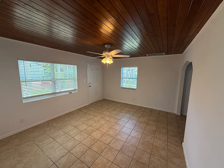 715 W Indiana Ave — Photo 5