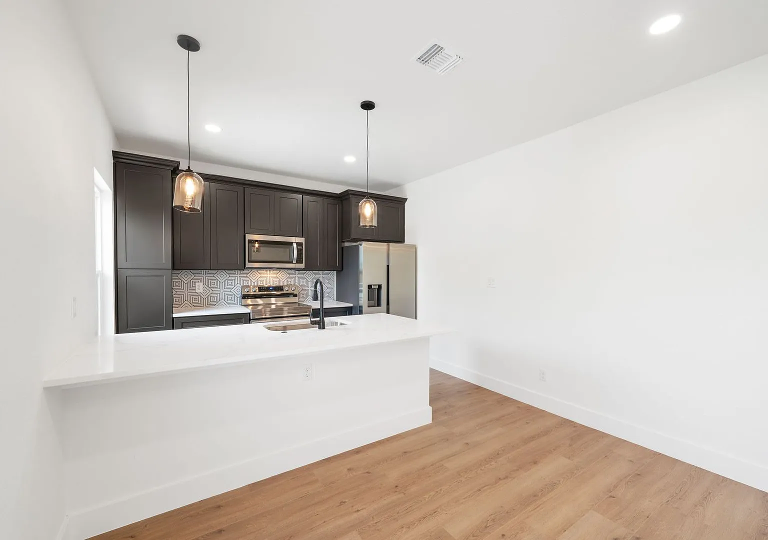 Room in 3 Bedroom Home at Princeton Ave — Photo 4