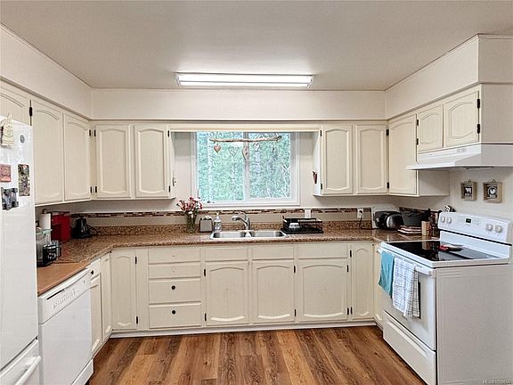 2nd image of 529 Cedar Cres
