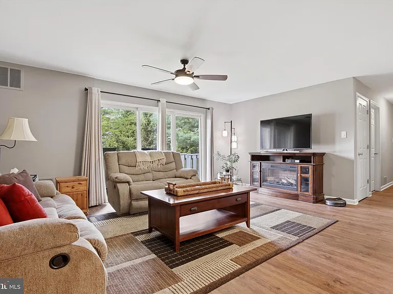 1003 Thornton Ct — Photo 2