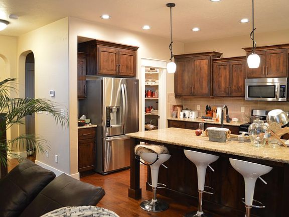Kitchen w/ Granite Island
