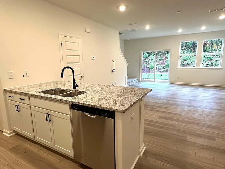 195 Parker Ln — Photo 3