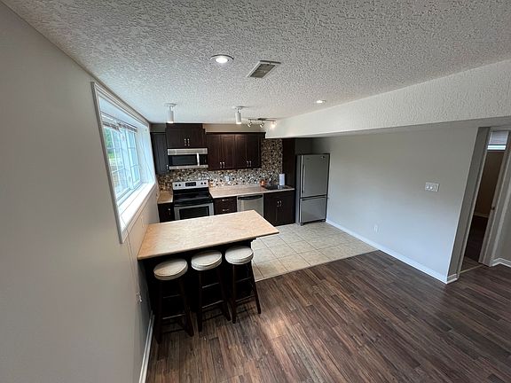 3rd image of 32 Floral Dr