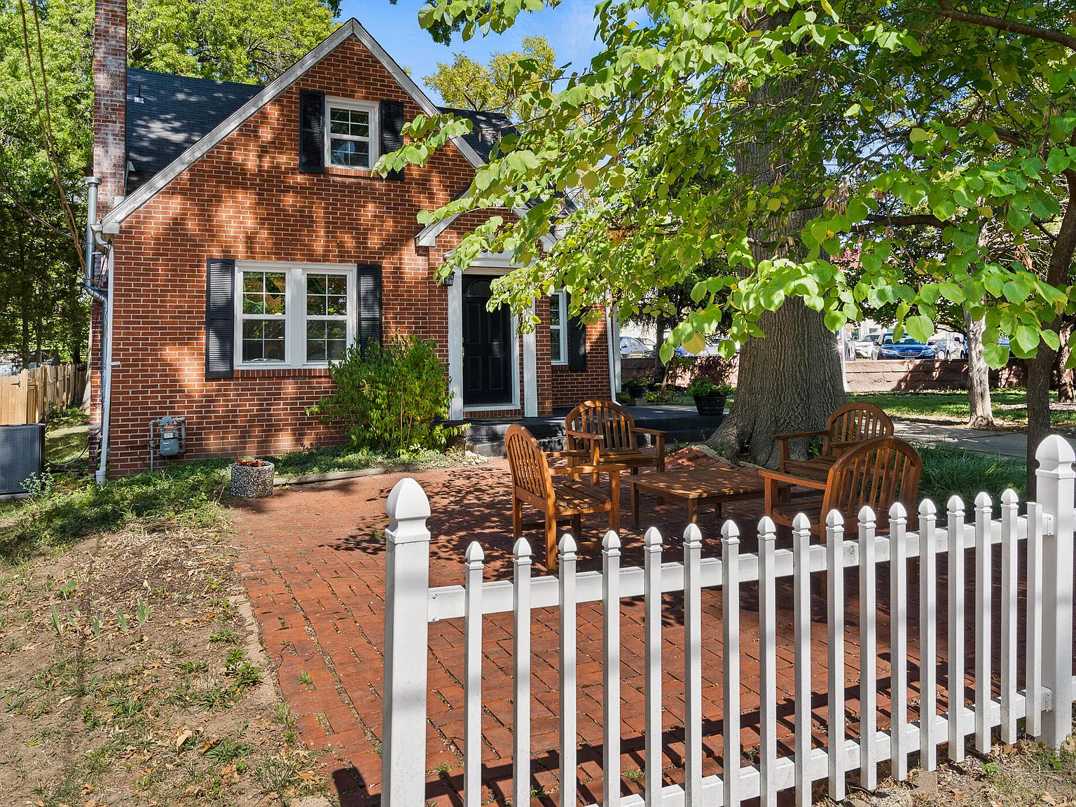 2 bed, 1.0 bath, 1300 sqft, $3,000 — Photo 2