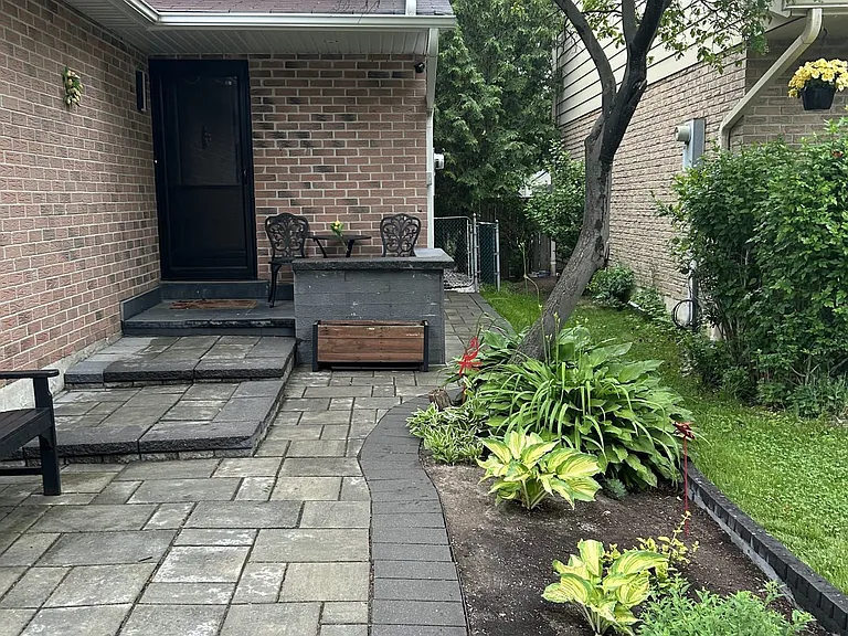 7025 Hickling Cres — Photo 2
