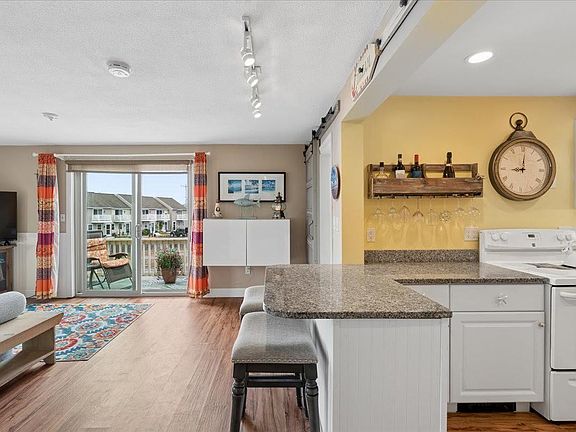 4th image of 615 Ocean Boulevard #24