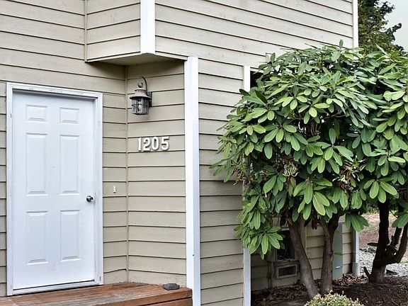 3rd image of 1205 NE Jasmine Ln #1205
