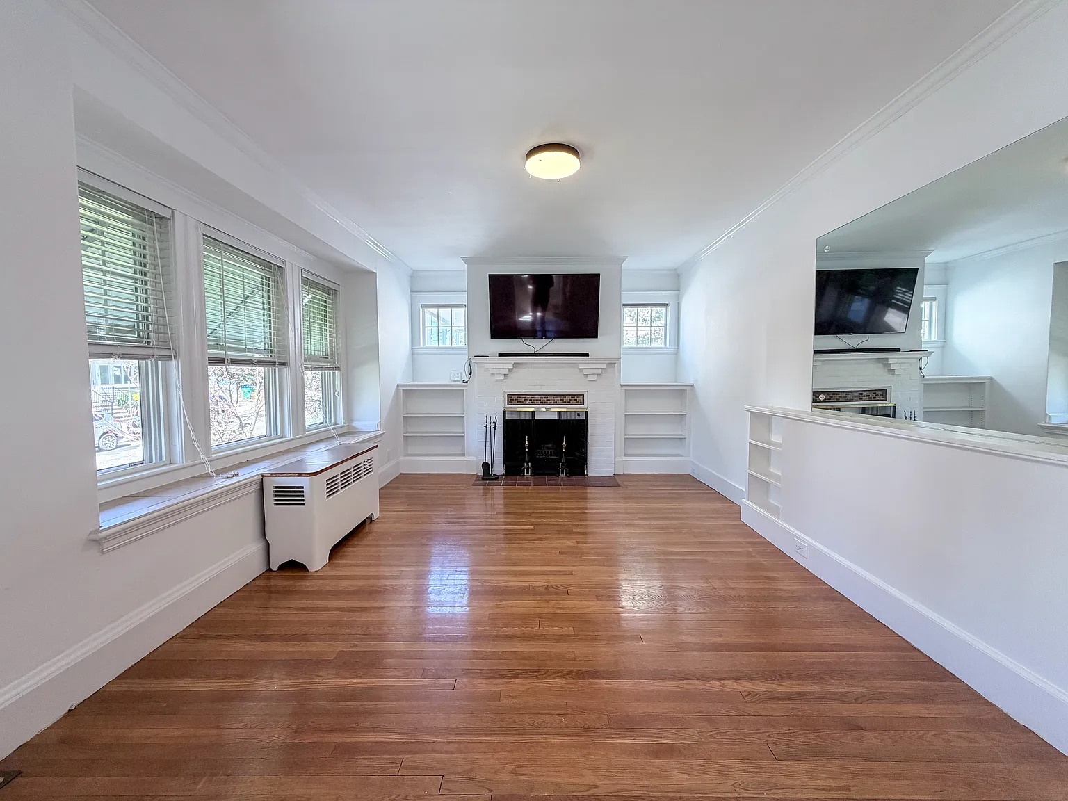 4 bed, 1158 sqft, $4,200 — Photo 3