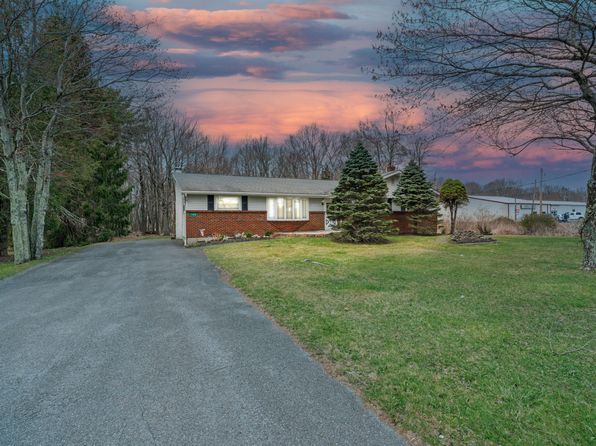 124 Summit Ave, Pocono Summit, PA 18346