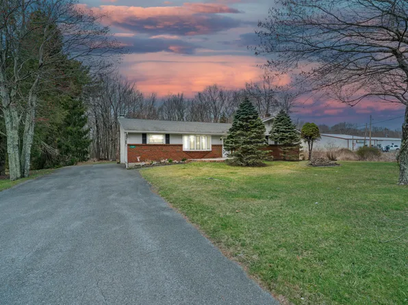124 Summit Ave, Pocono Summit, PA 18346