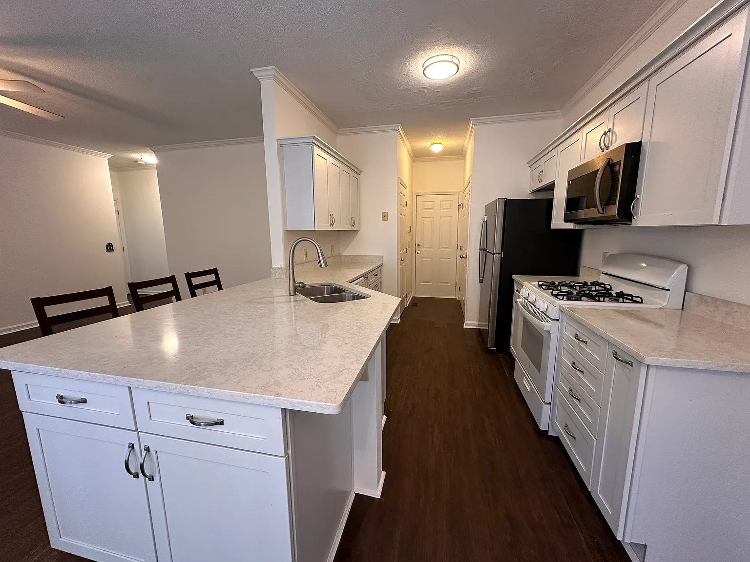 3 bed, 2188 sqft, $2,150 — Photo 4