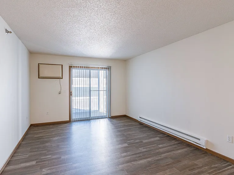 Fargo, ND Lake Crest Apartments | Living