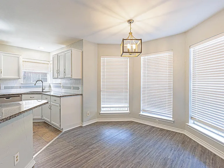 5605 Calais Dr — Photo 7