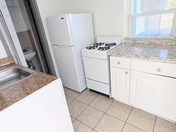 3rd image of 309 Eastwood Ln #2